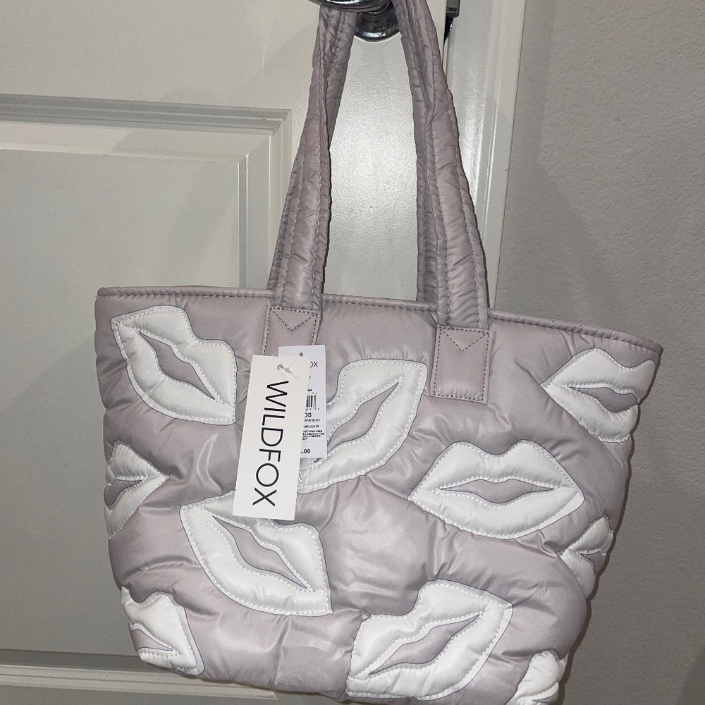 NWT! WILDFOX Puffer Nylon Light Gray White Lips Zippered Tote Bag